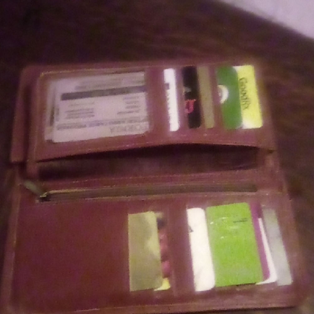 Genuine Leather Wallet With 20 Card Spaces And 2 Picture Spots. Plus Zipper Coin